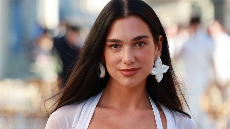 CHARLEVAL, FRANCE - AUGUST 27: Dua Lipa attends the wedding Of Simon Porte Jacquemus And  Marco Maestri on August 27, 2022 in Charleval, France. (Photo by Arnold Jerocki/Getty Images)