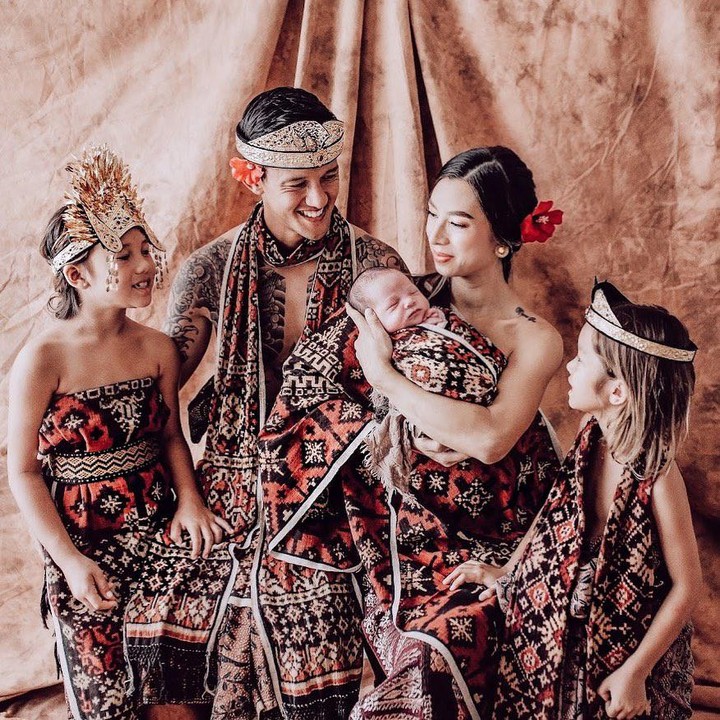 <p>Sejak menikah pada 8 Juli 2011, Jennifer dan Irfan sudah dikaruniai 3 anak, lho Bunda. Ketiga buah hati mereka bernama Kiyomi Sue Bachdim, Kenzi Zizou Bachdim, dan Kiyoji Kaynen Bachdim. (Foto: Instagram @jenniferbachdim)</p>