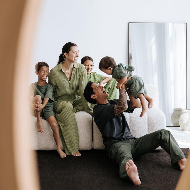 <p>Baru saja menyambut kelahiran anak ketiga pada Maret 2021, Jennifer kini kembali berbadan dua. Ia dan Irfan akan segera menyambut buah cinta keempat, nih Bunda. (Foto: Instagram @jenniferbachdim)</p>