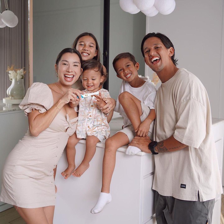 <p>Jennifer sendiri membagikan kabar bahagia ini melalui akun Instagram pribadinya pada 5 Agustus lalu. Dalam video singkat itu, Jennifer terlihat memberikan kejutan bagi suami dan ketiga anaknya. (Foto: Instagram @jenniferbachdim)</p>