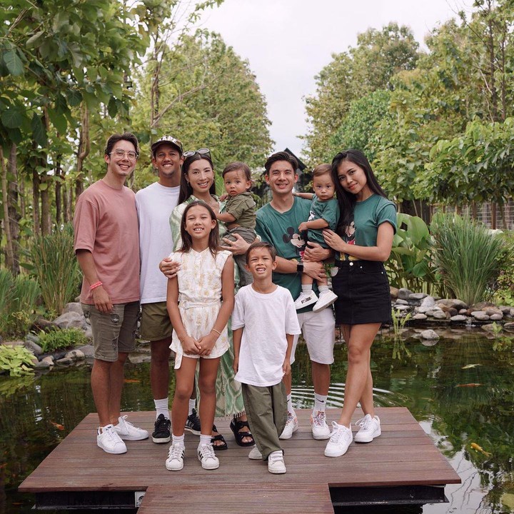<p>Jennifer dan keluarga pun sempat berkumpul bersama sang Adik, Kim Kurniawan yang juga pesepak bola. "Verified Finally reunited after years! We only missed Mama and Papa who are far away in Germany," tulis Jennifer. (Foto: Instagram @jenniferbachdim)</p>