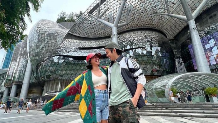 Kerap Tampil Mesra, Begini Gaya Busana Serasi Pasangan Angga Yunanda dan Shenina Cinnamon