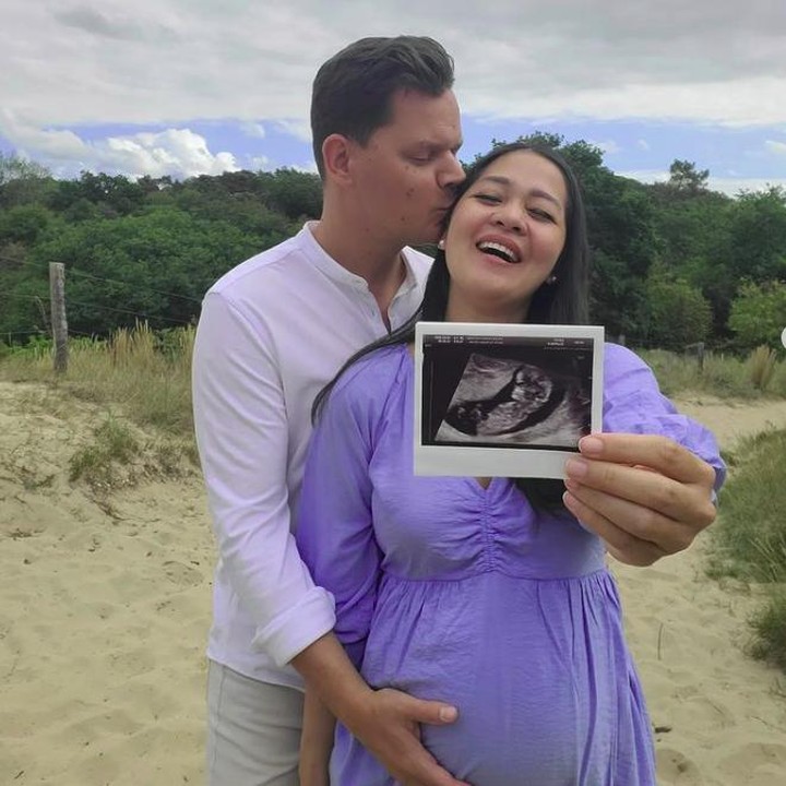 <p>Presenter Gracia Indri. Gracia hamil dan melahirkan anak pertamanya Nove Lynn Slijpen di Belanda. Kakak Gisela Cindy ini memutuskan untuk menetap di Belanda usai menikah dengan Jeffrey Slijpen. Gracia melahirkan anak pertamanya pada 22 November 2022.</p>