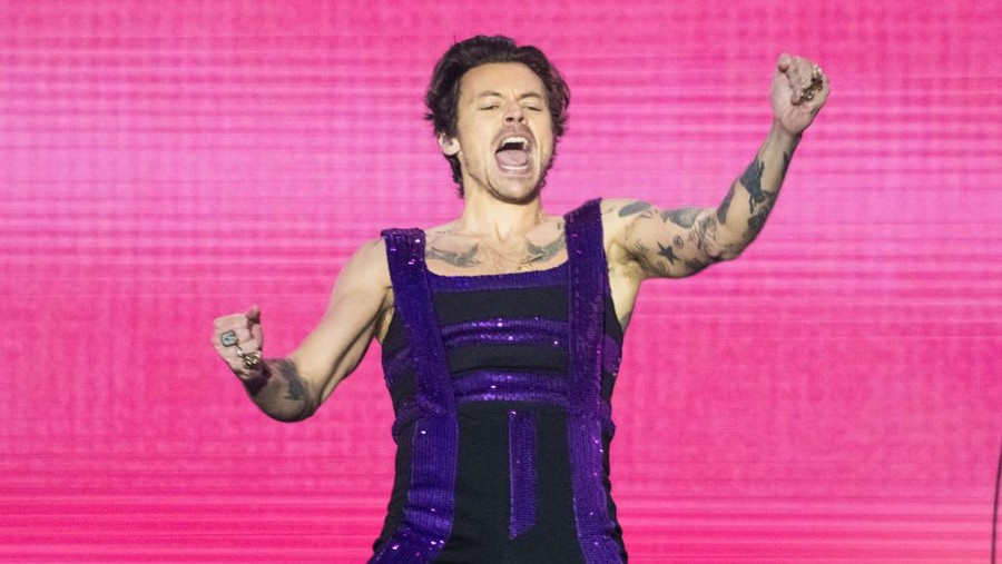 COVENTRY, ENGLAND - MAY 29:  Harry Styles performs on the Main Stage at War Memorial Park on May 29, 2022 in Coventry, England.  (Photo by Joseph Okpako/WireImage)