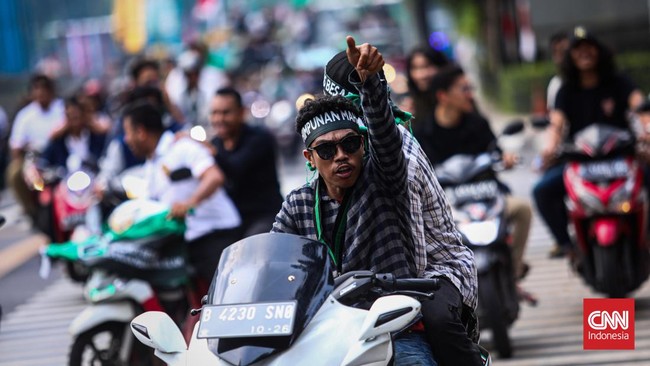 Pengemudi Kendaraan Terjebak Demo Panas, Apa yang Harus Dilakukan? Menghindar adalah langkah pertama yang perlu dilakukan bila pengemudi kendaraan terjebak di situasi memanas ketika demonstrasi.