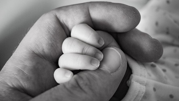 Ilustrasi Balita Dianiaya Tetangga Hand in hand, the father and his son. A moment of sharing how precious in everyone's eyes