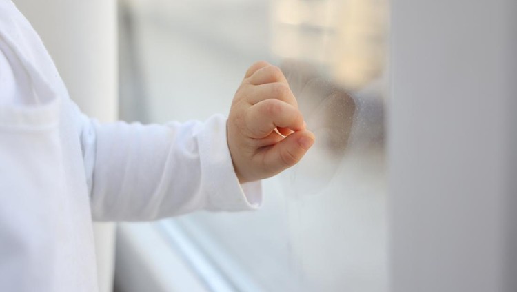 Ilustrasi Balita Dianiaya Tetangga Baby girl looking out the window