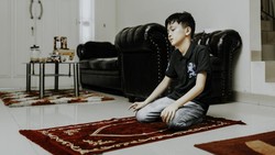Ganggu Murid Muslim yang Sedang Salat, Guru Ini Dipecat dari Sekolah