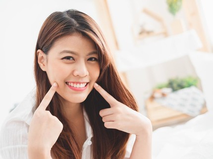 5 Cara Memutihkan Gigi yang Bisa Dilakukan Sendiri di Rumah Bunda