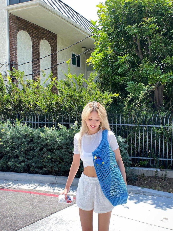 Jeon Somi tak pernah gagal bikin penggemar jatuh cinta. Kali ini ia kembali OOTD pakai outfit serba putih. Ia juga mencoba tote bag Prada berwarna biru yang terbuat dari jerami atau anyaman berbahan rafia alami./ Foto: instagram.com/somsomi0309