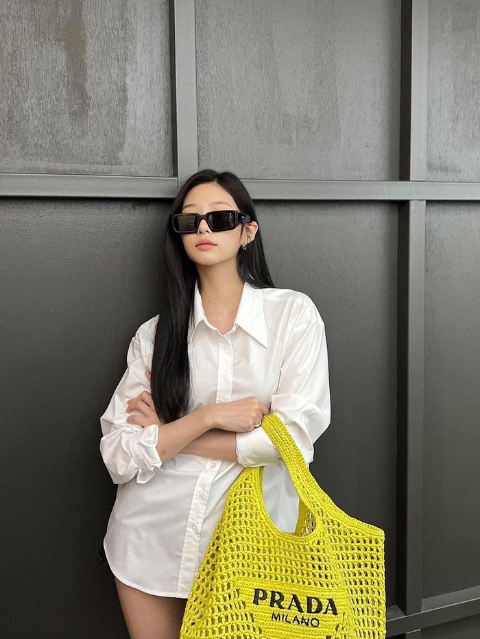 Kim Min Ju atau Minju Ex-IZ*ONE juga kejutan penggemar dengan foto pakai kemeja oversized. Tampil seksi dengan celana pendek, ia melengkapi OOTD kali ini dengan tote bag warna kuning dari Prada./ Foto: instagram.com/minn.__.ju/