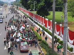 Massa Ojol Demo DPR Berdatangan, Lalin Gatsu Arah Slipi Macet