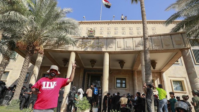 Para pendukung ulama kenamaan Irak, Moqtada Sadr, menyerbu satu istana di Baghdad, Senin (29/8). Di tengah kekacauan ini, Bagdhad menetapkan jam malam total.