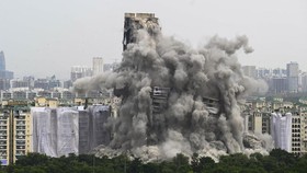 FOTO: Detik-detik Gedung Pencakar Langit India Hancur dalam 10 Detik