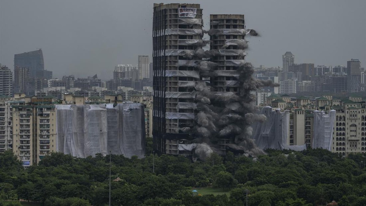 FOTO: Detik-detik Gedung Pencakar Langit India Hancur dalam 10 Detik