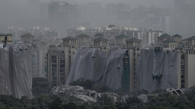 FOTO: Detik-detik Gedung Pencakar Langit India Hancur dalam 10 Detik