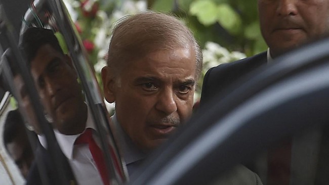PM Pakistan, Shehbaz Sharif, mengecam ledakan yang menewaskan setidaknya 42 orang di tengah pertemuan partai politik Jamiat Ulema Islam-Fazl, Minggu (30/7).