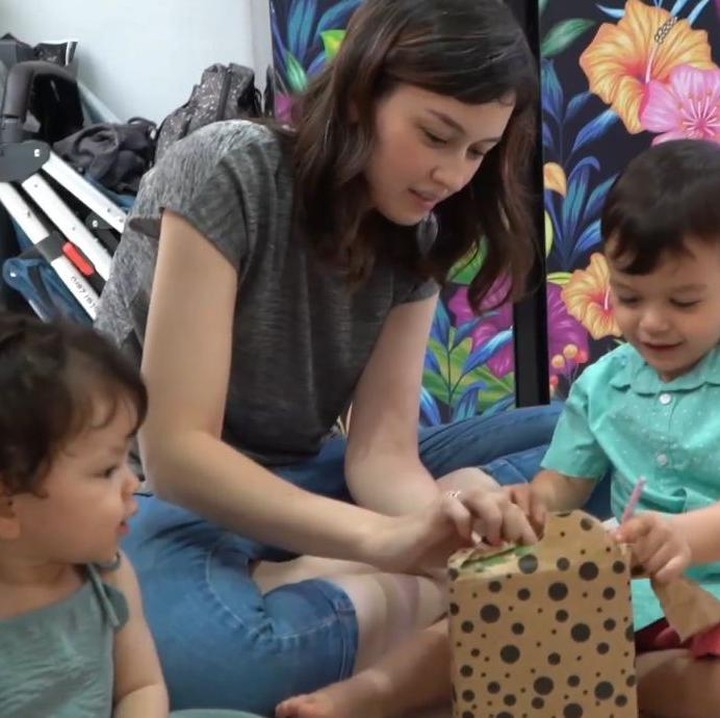 <p>Karena hanya berjarak satu hari, Kimberly dan Edward kerap merayakan ulang tahun Ryden dan Aisyah secara bersamaan nih, Bunda. Mereka bahkan membuka kado bersama-sama, lho. (Foto: Instagram: @kimbrlyryder)</p>