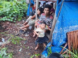 Khawatir Gempa Susulan, Warga Mentawai Mengungsi
