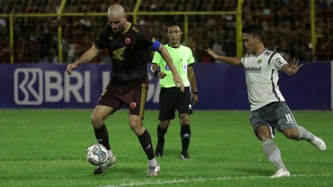 PSM Makassar mengancam pemuncak klasemen Liga 1 2022/2023 Borneo FC usai bekuk Persib Bandung 5-1 pada pekan ketujuh di Stadion BJ Habibie, Senin (29/8).