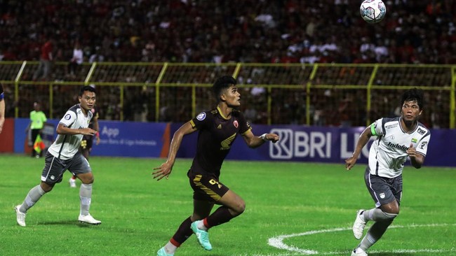 Kekalahan telak Persib Bandung dari PSM Makassar, 1-5, pada pekan ketujuh Liga 1 2022/2023 di Stadion BJ Habibie mengundang reaksi besar netizen, Senin (29/8).