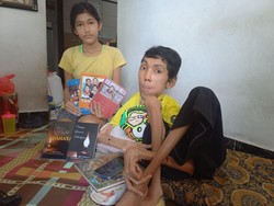 Pria Disabilitas di Buleleng Menulis dengan 1 Jari-Terbitkan 5 Buku
