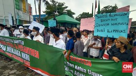 Ratusan Santri Geruduk Kantor PPP Banten Buntut Pidato 'Amplop Kiai'