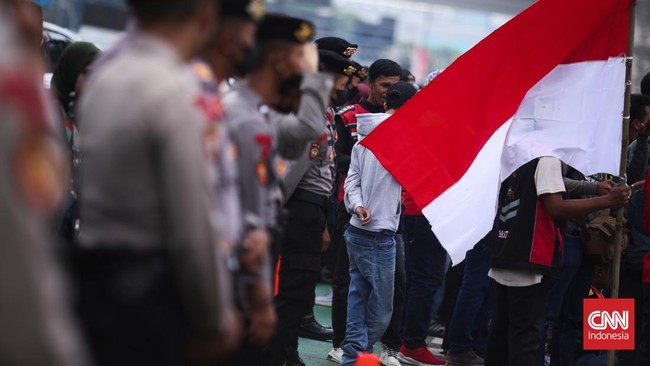 Demo di depan Gedung DPR RI mengusung tuntutan tolak pilpres curang, turunkan harga sembako, dukung hak angke, hingga pemakzulan Jokowi.