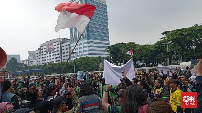 Salah satu aksi yang berlangsung di Jakarta hari ini merupakan demo pengemudi ojol menolak kenaikan BBM dan tarif ojol.
