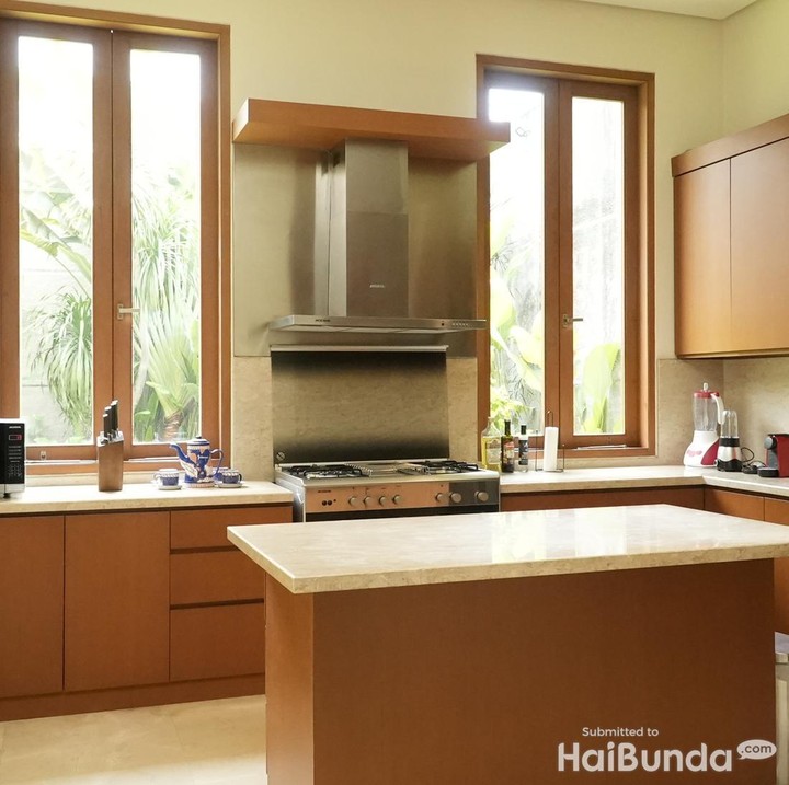 <p>Meski tidak terlalu luas, area memasaknya terlihat rapi dan tertata, lho, Bunda. Dapur sang artis juga dilengkapi dengan kompor tanam serta alat penyedot uap yang membuat kegiatan memasak menjadi semakin nyaman. (Foto: HaiBunda/Atmaja)</p>