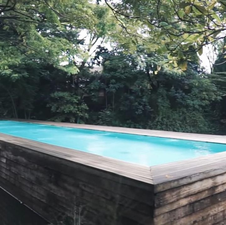 <p>Hunian tersebut menjadi rumah impian kedua sejoli ini. Berbeda dari rumah yang lain, salah satu keunikkan dari rumah ini adalah kolam renangnya berada di depan rumah, lho. (Foto: YouTube Aish TV)</p>