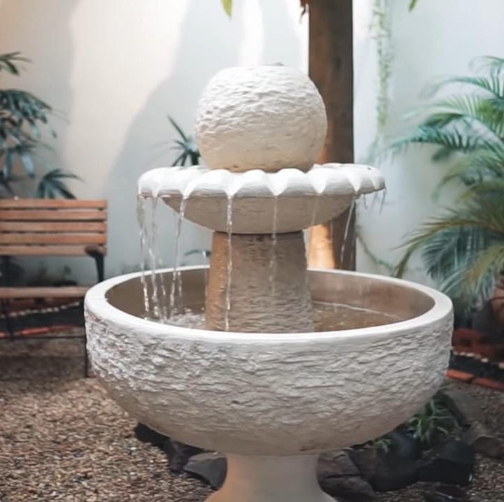 <p>Tidak hanya itu, mereka juga menanam pohon dan juga meletakkan air mancur kecil hadiah dari ibunda Irish Bella di dalam rumah. (Foto: YouTube Aish TV)</p>