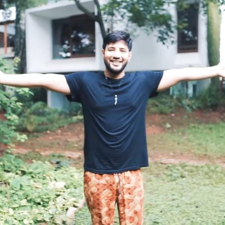 <p>Rumah Irish Bella dan Ammar Zoni adalah salah satunya, Bunda. Pasangan artis ini diketahui memiliki rumah dengan nuansa alam di tengah kota Jakarta. (Foto: YouTube Aish TV)</p>