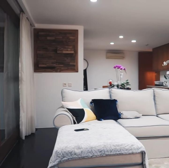 <p>Rumah dengan konsep alam modern ini juga memiliki tempat favorit berkumpul keluarga besar, yakni ruang keluarga yang dilengkapi dengan sofa besar yang nyaman. (Foto: YouTube Aish TV)</p>