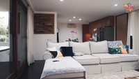 <p>Rumah dengan konsep alam modern ini juga memiliki tempat favorit berkumpul keluarga besar, yakni ruang keluarga yang dilengkapi dengan sofa besar yang nyaman. (Foto: YouTube Aish TV)</p>