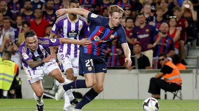 Barcelona Terjerat Utang, De Jong Jadi Tumbal?