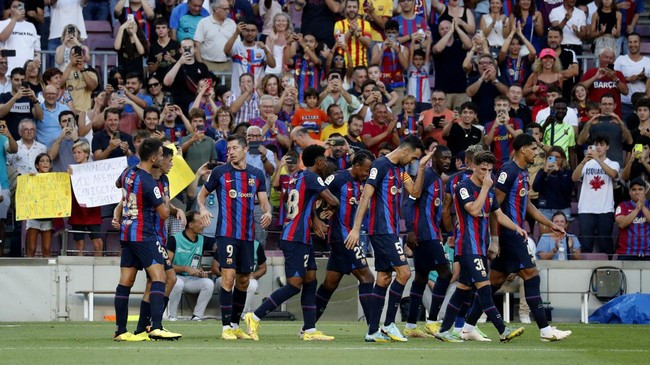 Laga Real Madrid vs Barcelona dalam lanjutan La Liga Spanyol berlangsung setelah hasil mengecewakan Blaugrana di Liga Champions.