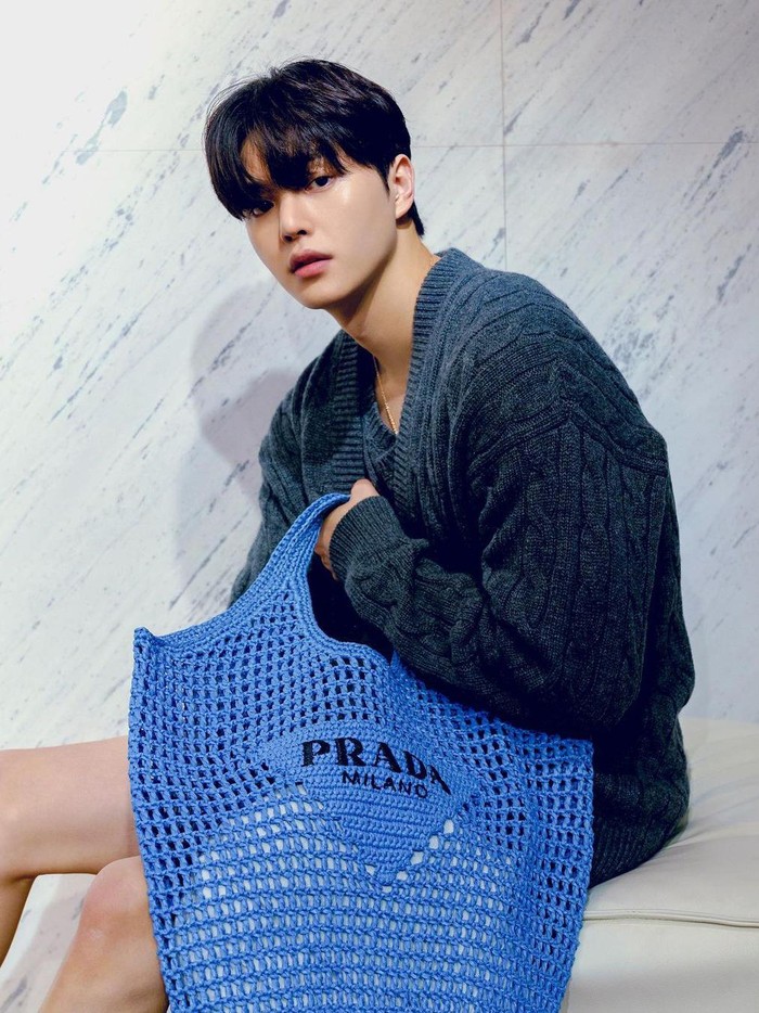 Song Kang juga tak mau kalah nih, Beauties. Aktor tampan satu ini juga OOTD dengan memakai sweater oversize serta tote bag berwarna biru. Tote bag dari Prada ini dikenal dengan Raffia Tote Bag dan masuk koleksi musim panas, lho!/ Foto: instagram.com/songkang_b