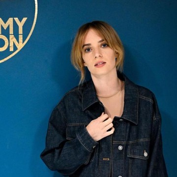 img-title Tampilan Ikonik Maya Hawke dari Berbagai Film dan Serial yang Dibintanginya