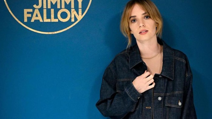 Tampilan Ikonik Maya Hawke dari Berbagai Film dan Serial yang Dibintanginya