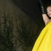 Kian Populer, Sejumlah Selebriti Ini Tampil Modis dengan Outfit Warna Neon