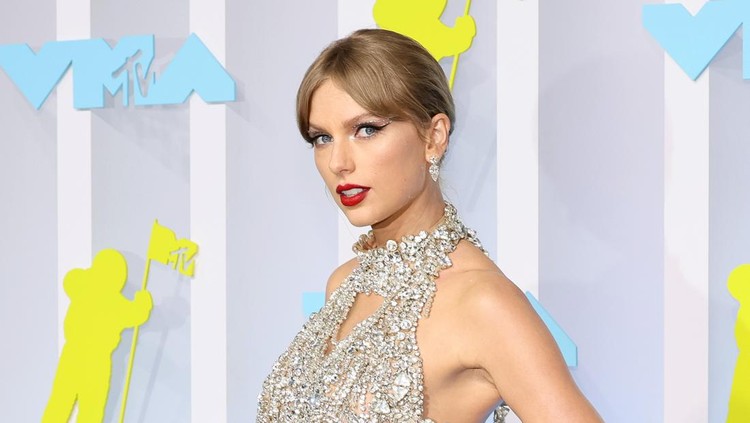 5 Fakta Taylor Swift Batalkan Konser Usai Fans Meninggal karena Cuaca