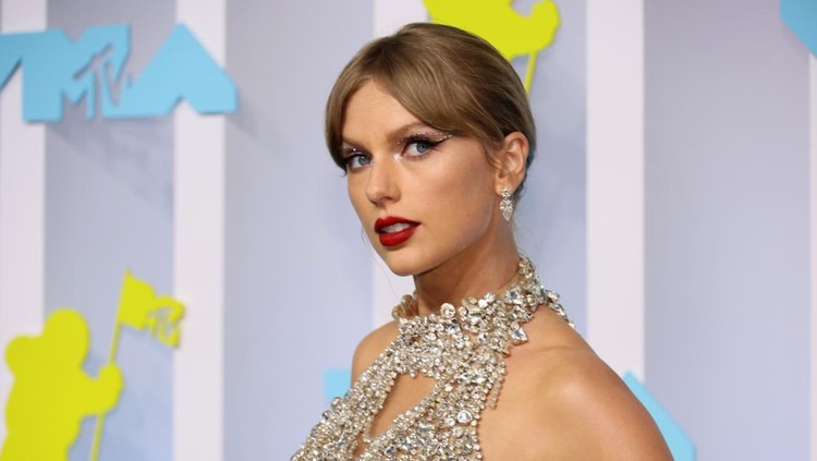 NEWARK, NEW JERSEY - AUGUST 28: Taylor Swift attends the 2022 MTV VMAs at Prudential Center on August 28, 2022 in Newark, New Jersey. (Photo by Dia Dipasupil/Getty Images)