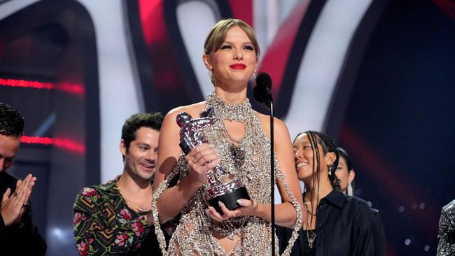 Taylor Swift menyabet sejumlah penghargaan dalam daftar lengkap pemenang MTV Video Music Awards (VMA) 2022.