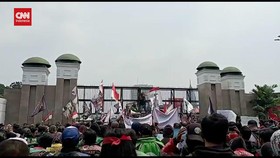 VIDEO: Ratusan Driver Ojol Demo di Depan Gedung DPR