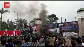 VIDEO: Unjuk Rasa Massa HMI di Depan Gedung DPR Sempat Ricuh