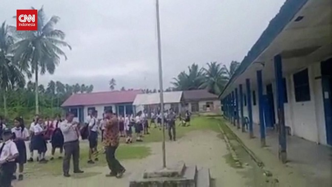Warga Siberut melakukan evakuasi mandiri usai diguncang dua kali gempa pada Minggu (11/9).