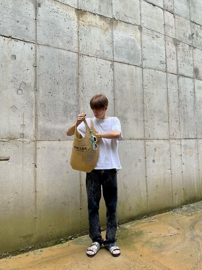 Tote bag Prada menjadi topik hangat di Korea Selatan karena banyak dipakai oleh selebriti. Salah satunya Jaehyun NCT yang pakai tote bag warna coklat. Nah, idol satu ini pakai kemeja putih dipadu dengan celana denim./ Foto: instagram.com/_jeongjaehyun