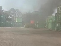 Sebuah Truk Terbakar di Depo Spil Surabaya