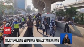 VIDEO: Truk Terguling Sebabkan Kemacetan Panjang